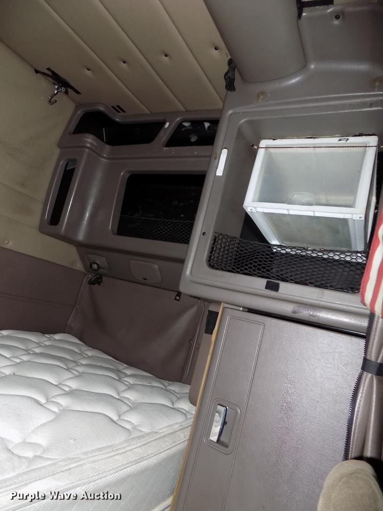 image for item DB8678 2011 Peterbilt 386 semi truck