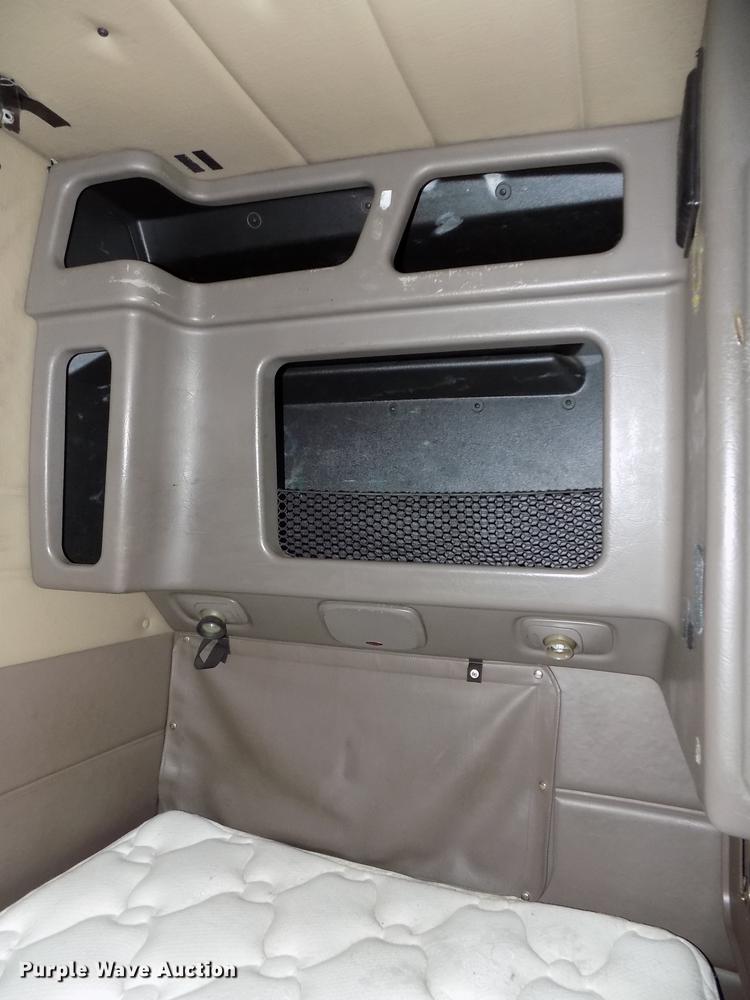 image for item DB8678 2011 Peterbilt 386 semi truck