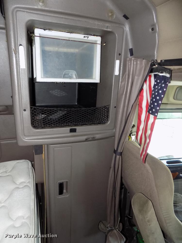 image for item DB8678 2011 Peterbilt 386 semi truck