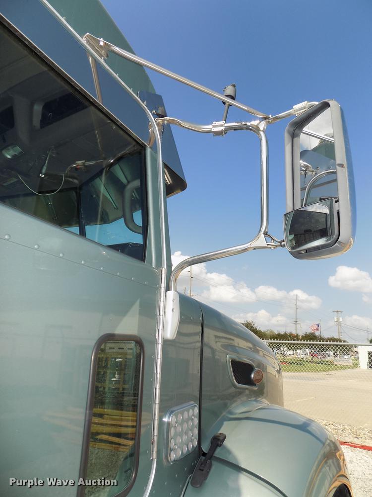 image for item DB8678 2011 Peterbilt 386 semi truck