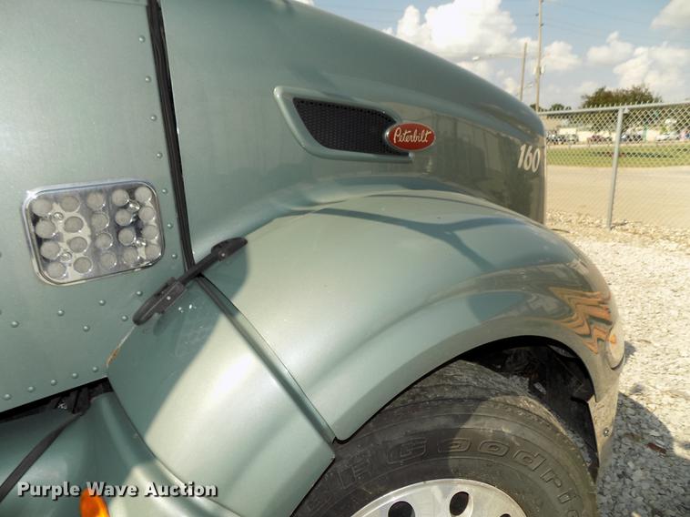 image for item DB8678 2011 Peterbilt 386 semi truck