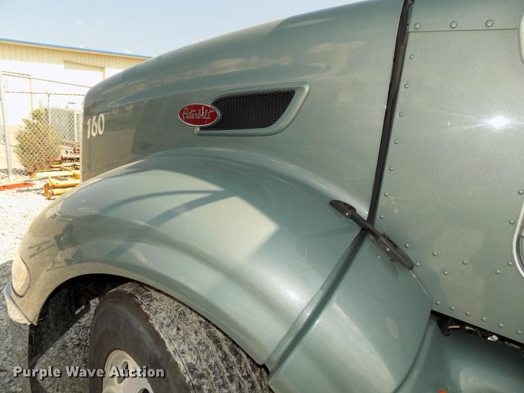image for item DB8678 2011 Peterbilt 386 semi truck