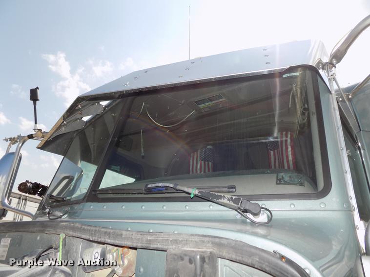 image for item DB8678 2011 Peterbilt 386 semi truck