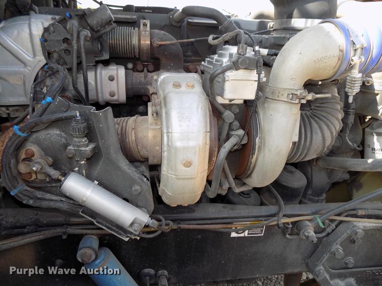 image for item DB8678 2011 Peterbilt 386 semi truck