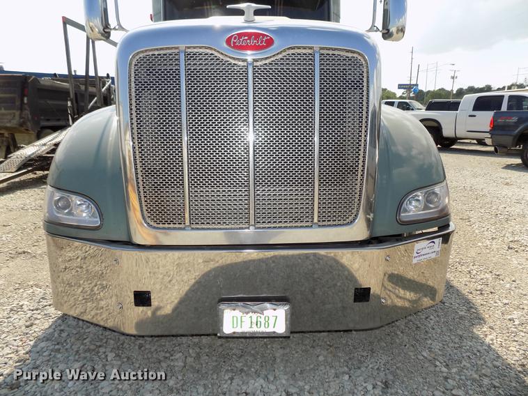 image for item DB8678 2011 Peterbilt 386 semi truck