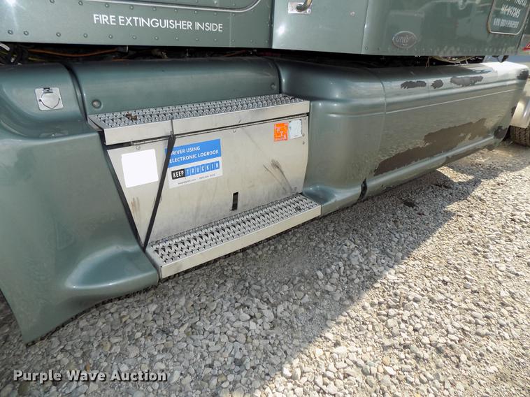 image for item DB8678 2011 Peterbilt 386 semi truck