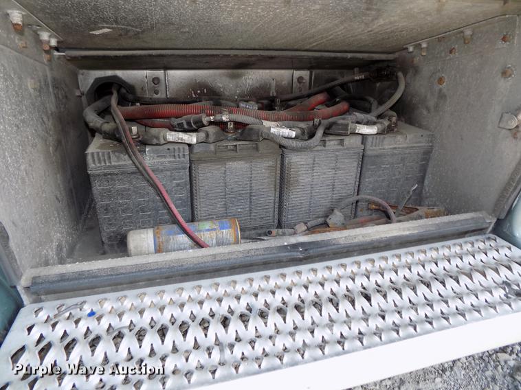 image for item DB8678 2011 Peterbilt 386 semi truck