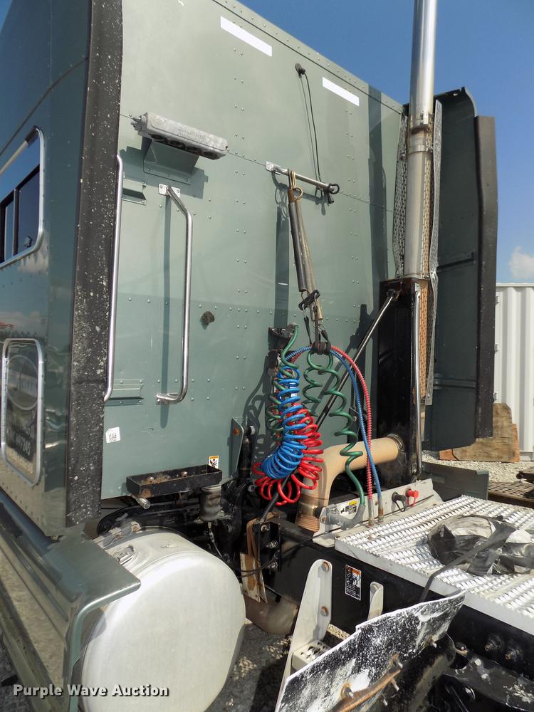 image for item DB8678 2011 Peterbilt 386 semi truck