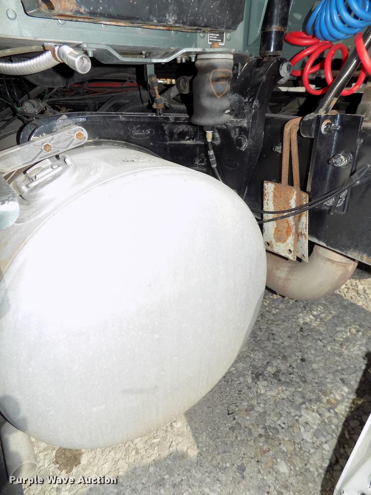 image for item DB8678 2011 Peterbilt 386 semi truck