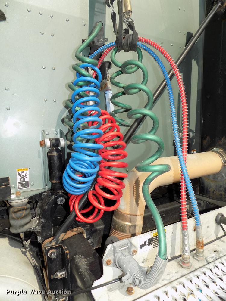 image for item DB8678 2011 Peterbilt 386 semi truck