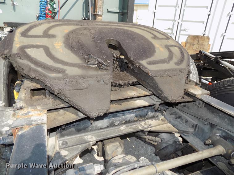 image for item DB8678 2011 Peterbilt 386 semi truck