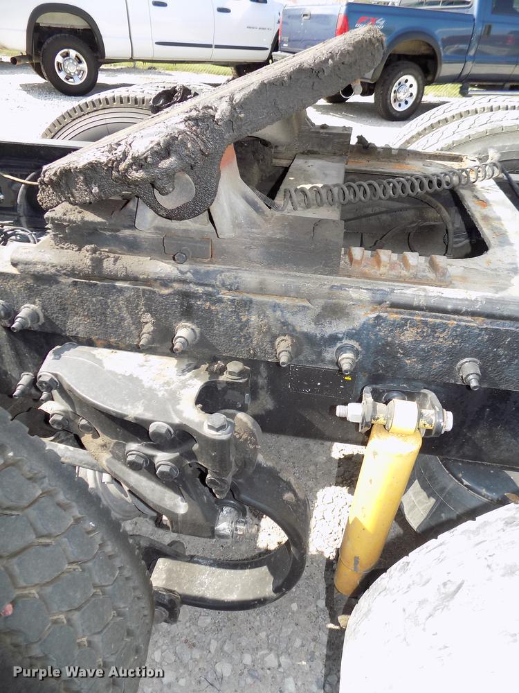 image for item DB8678 2011 Peterbilt 386 semi truck