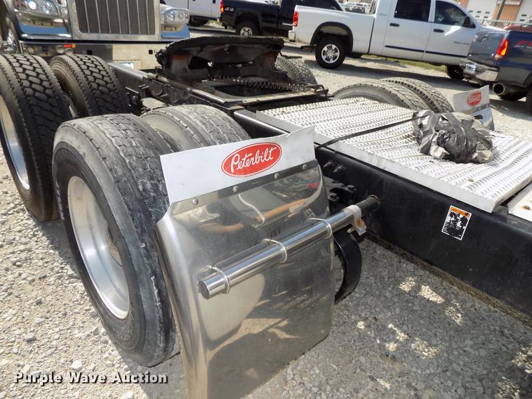 image for item DB8678 2011 Peterbilt 386 semi truck