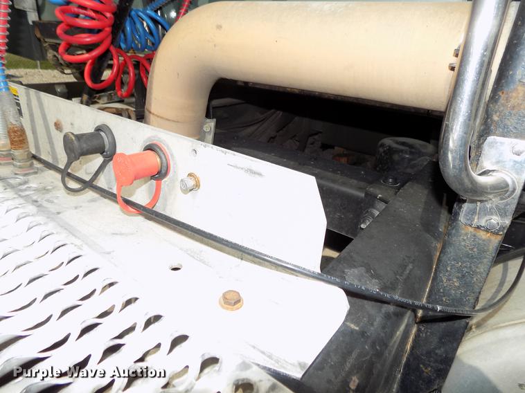 image for item DB8678 2011 Peterbilt 386 semi truck