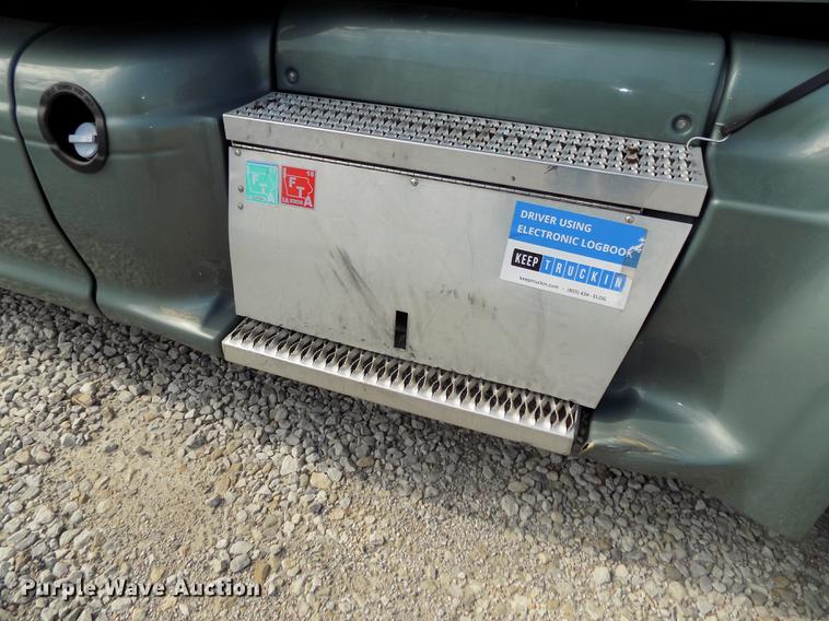 image for item DB8678 2011 Peterbilt 386 semi truck