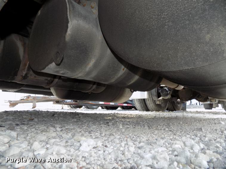 image for item DB8678 2011 Peterbilt 386 semi truck