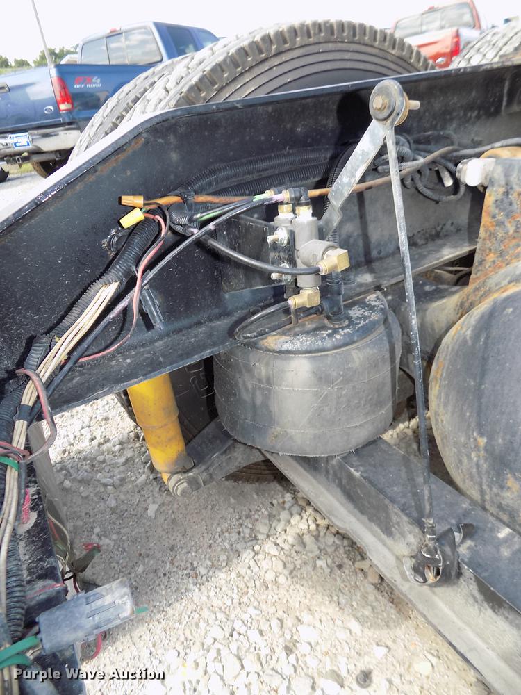 image for item DB8678 2011 Peterbilt 386 semi truck