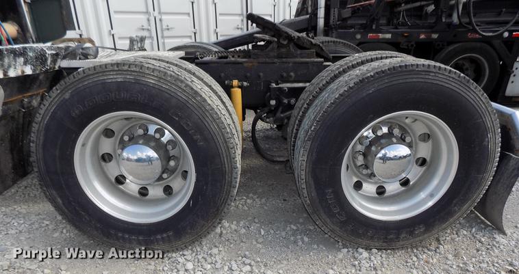 image for item DB8678 2011 Peterbilt 386 semi truck