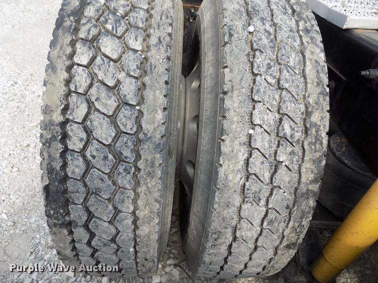 image for item DB8678 2011 Peterbilt 386 semi truck