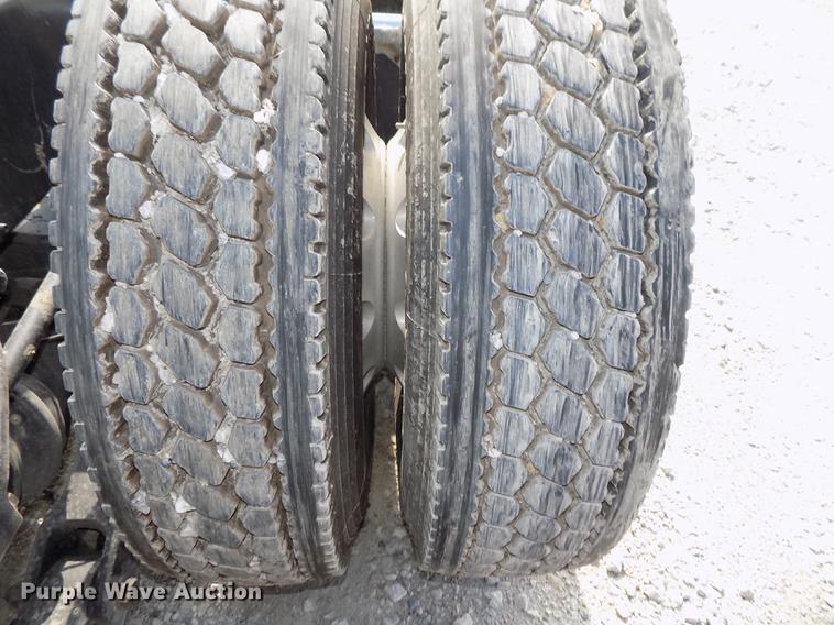 image for item DB8678 2011 Peterbilt 386 semi truck