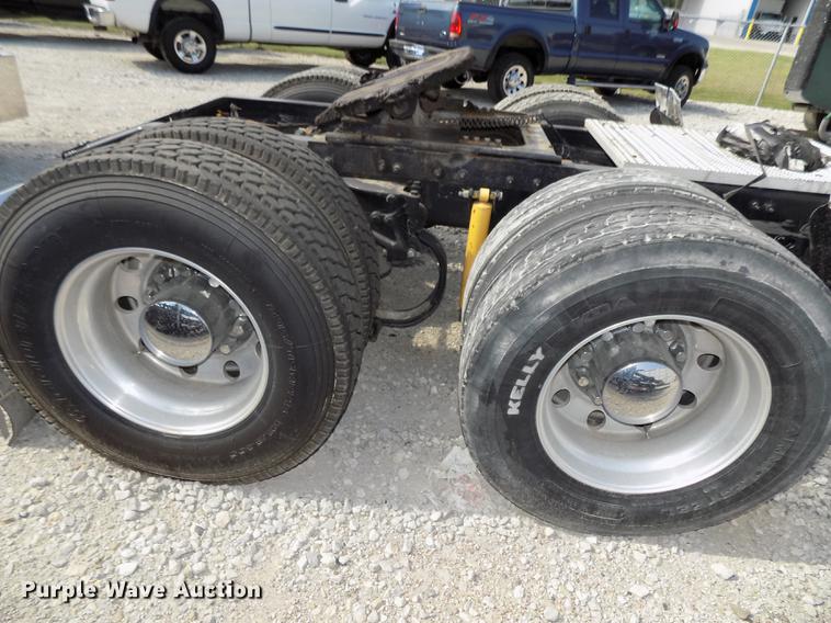 image for item DB8678 2011 Peterbilt 386 semi truck