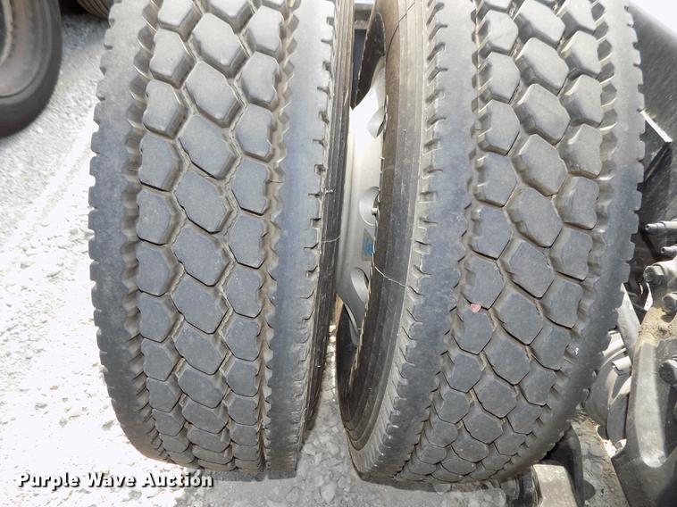 image for item DB8678 2011 Peterbilt 386 semi truck