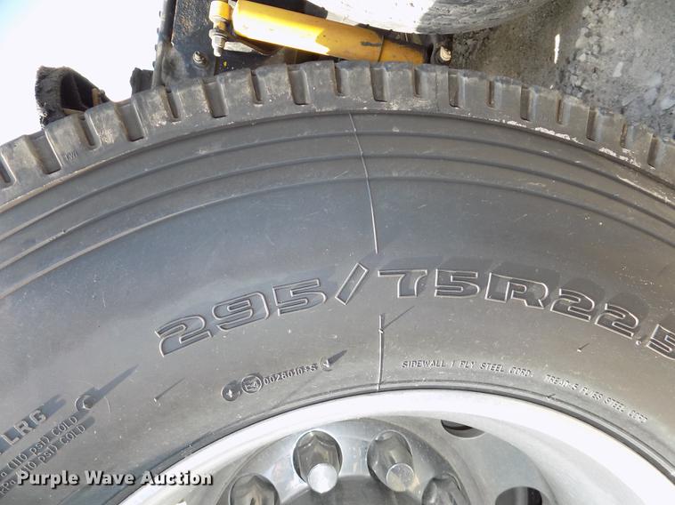 image for item DB8678 2011 Peterbilt 386 semi truck