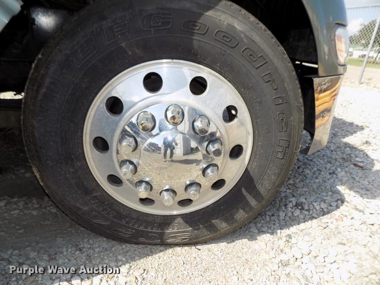 image for item DB8678 2011 Peterbilt 386 semi truck