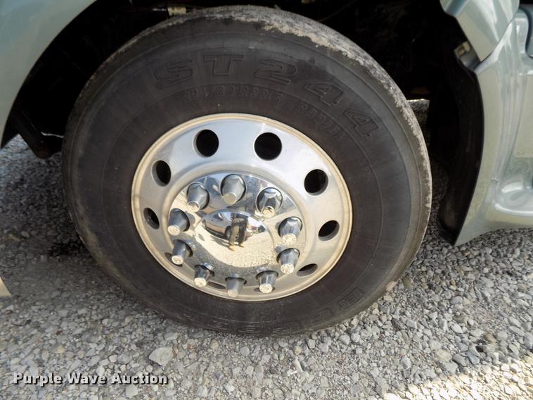 image for item DB8678 2011 Peterbilt 386 semi truck