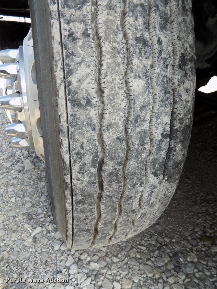 image for item DB8678 2011 Peterbilt 386 semi truck