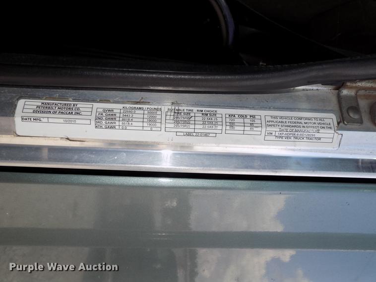 image for item DB8678 2011 Peterbilt 386 semi truck