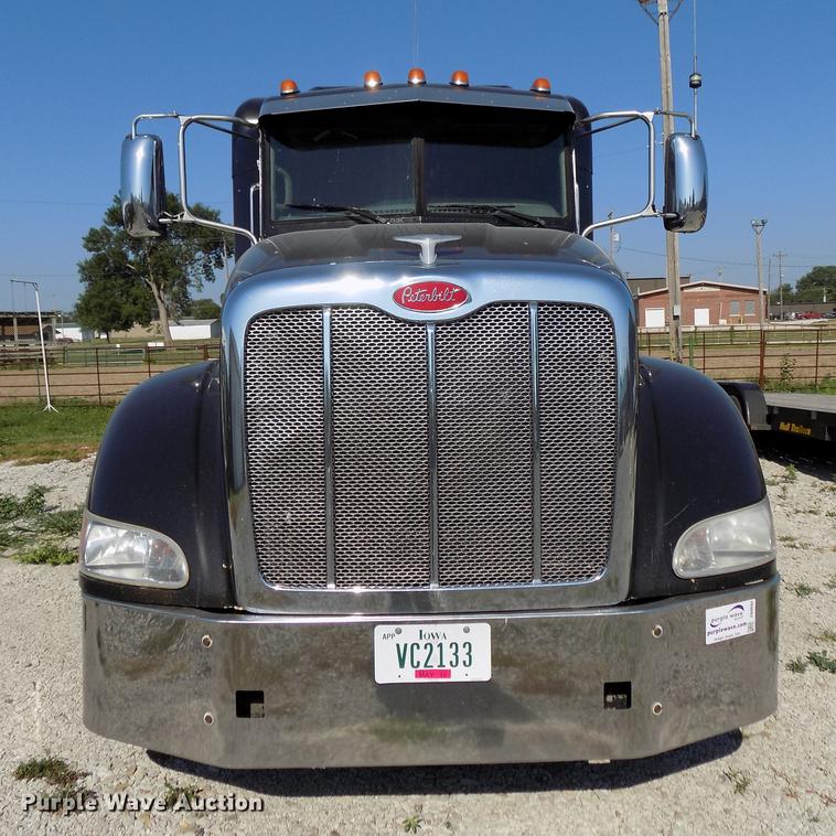 image for item DB8682 2013 Peterbilt 386 semi truck