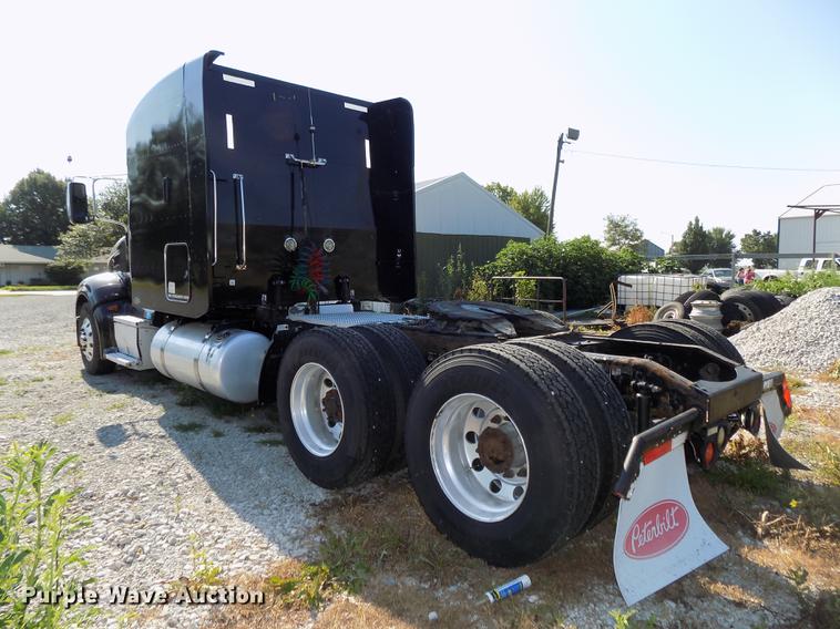 image for item DB8682 2013 Peterbilt 386 semi truck