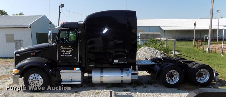 image for item DB8682 2013 Peterbilt 386 semi truck
