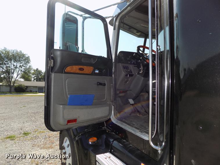 image for item DB8682 2013 Peterbilt 386 semi truck