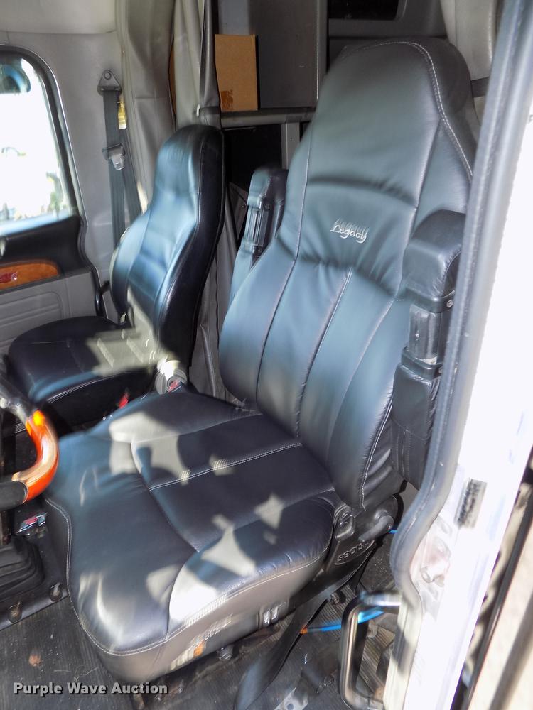 image for item DB8682 2013 Peterbilt 386 semi truck