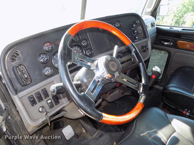image for item DB8682 2013 Peterbilt 386 semi truck