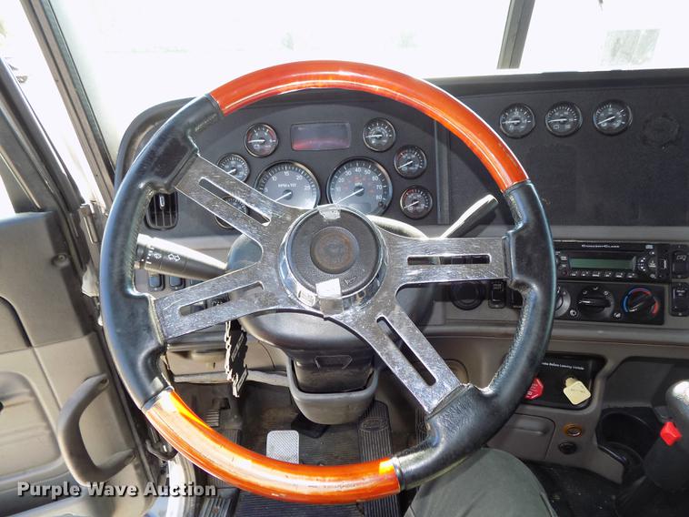 image for item DB8682 2013 Peterbilt 386 semi truck