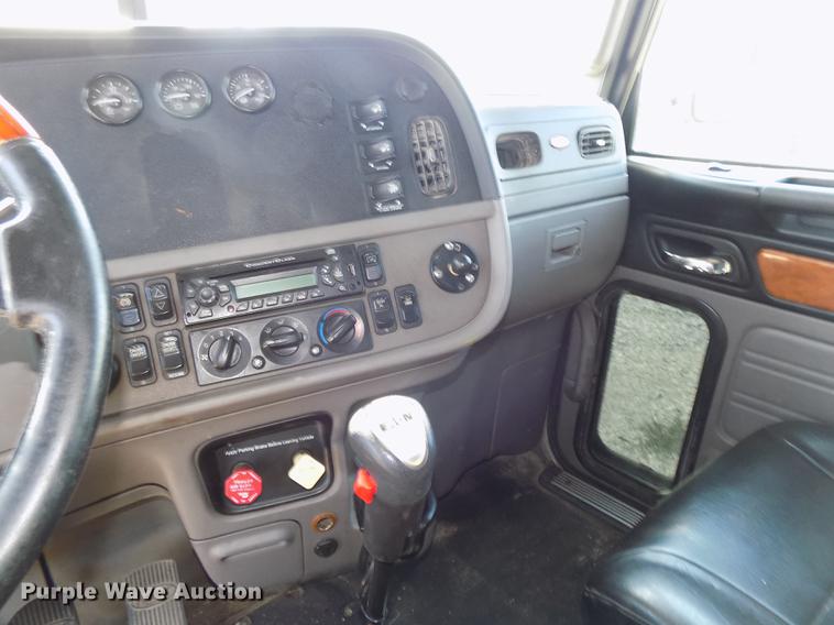 image for item DB8682 2013 Peterbilt 386 semi truck