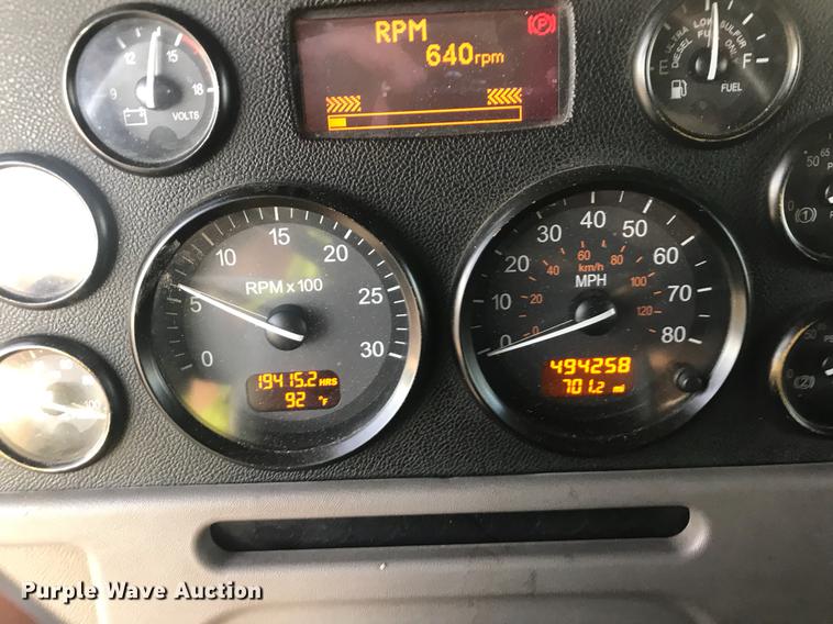 image for item DB8682 2013 Peterbilt 386 semi truck