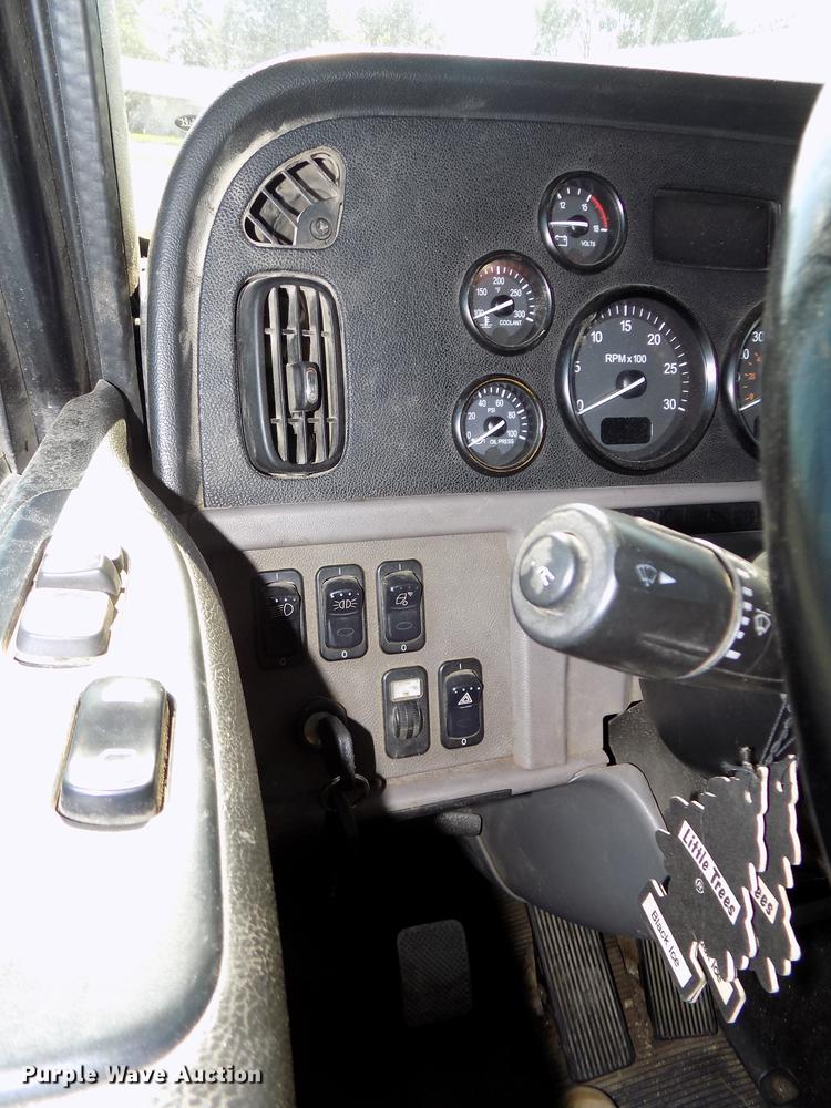 image for item DB8682 2013 Peterbilt 386 semi truck
