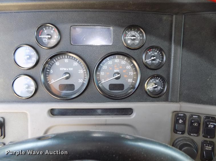 image for item DB8682 2013 Peterbilt 386 semi truck