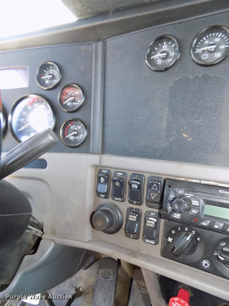 image for item DB8682 2013 Peterbilt 386 semi truck