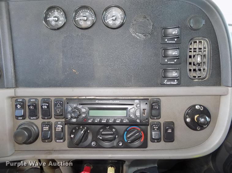 image for item DB8682 2013 Peterbilt 386 semi truck