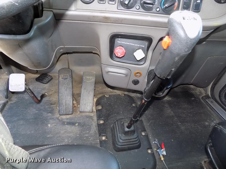 image for item DB8682 2013 Peterbilt 386 semi truck