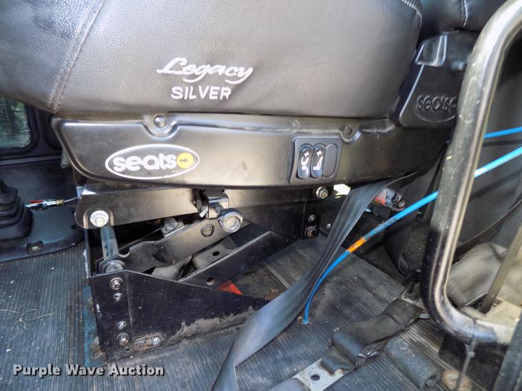 image for item DB8682 2013 Peterbilt 386 semi truck