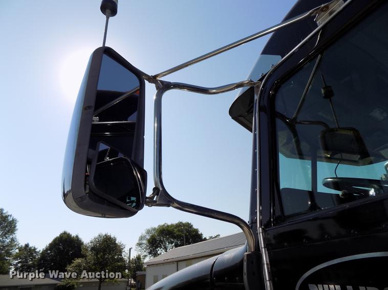 image for item DB8682 2013 Peterbilt 386 semi truck