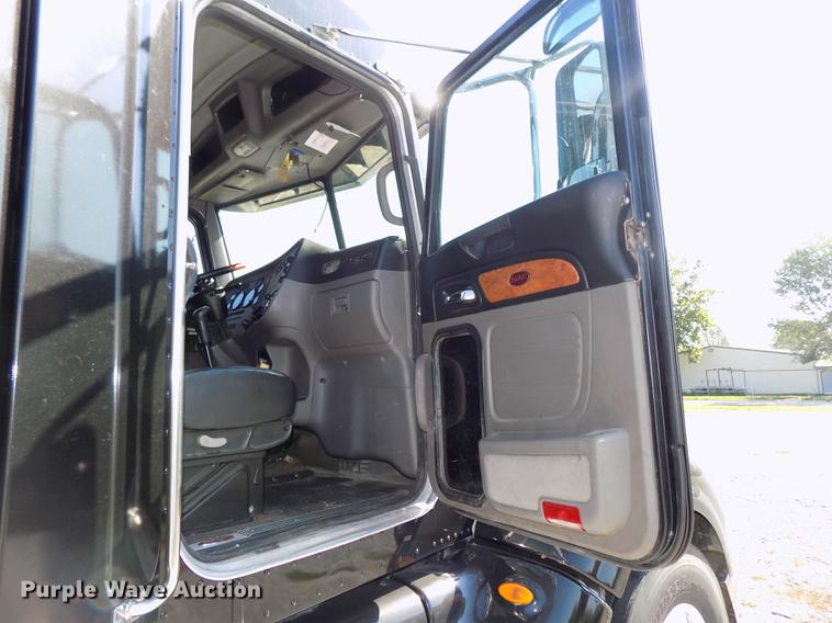 image for item DB8682 2013 Peterbilt 386 semi truck