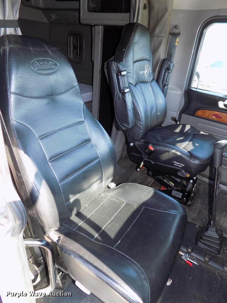 image for item DB8682 2013 Peterbilt 386 semi truck