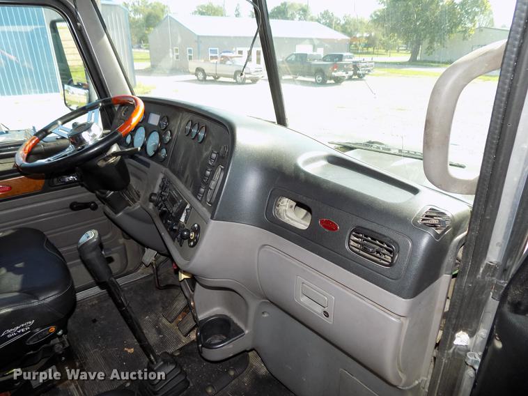 image for item DB8682 2013 Peterbilt 386 semi truck